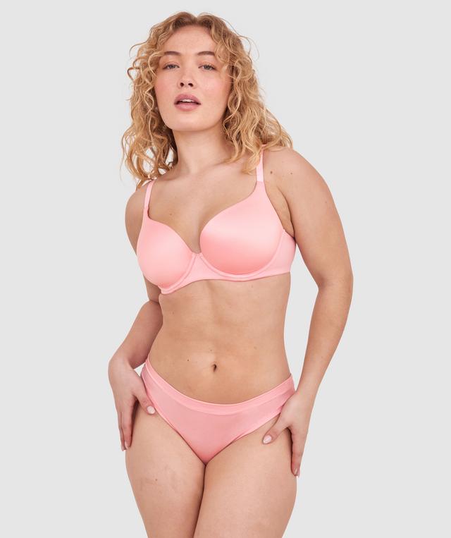 Tay G wears a size 12DD bra and size 12 underwear. She is 161cm tall and has measurements of 92cm bust a 71cm waist and 101cm hips.