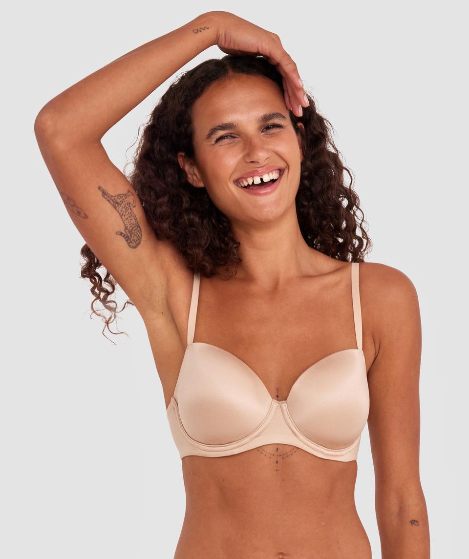 Sarah is wearing a 10B/C top and 10 bottom, with bust 85cm/33.5in, waist 66cm/26in, and hip 99cm/39in. She stands at 174cm/5'7in.