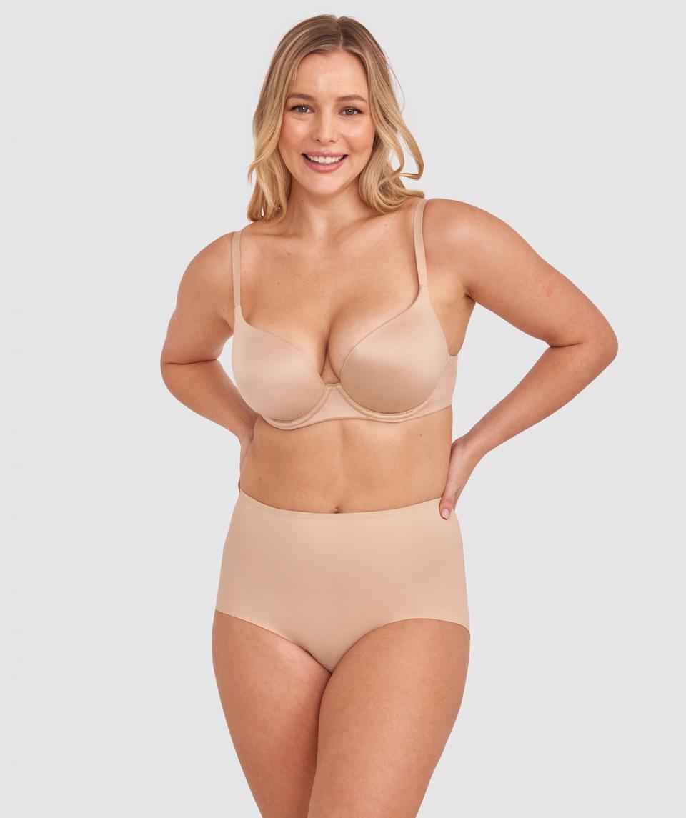 Paige is wearing a 12DD bra and 12 underwear, with bust 94cm/37in, waist 77cm/30in, and hip 101cm/40in. She stands at 170cm/5'7in.