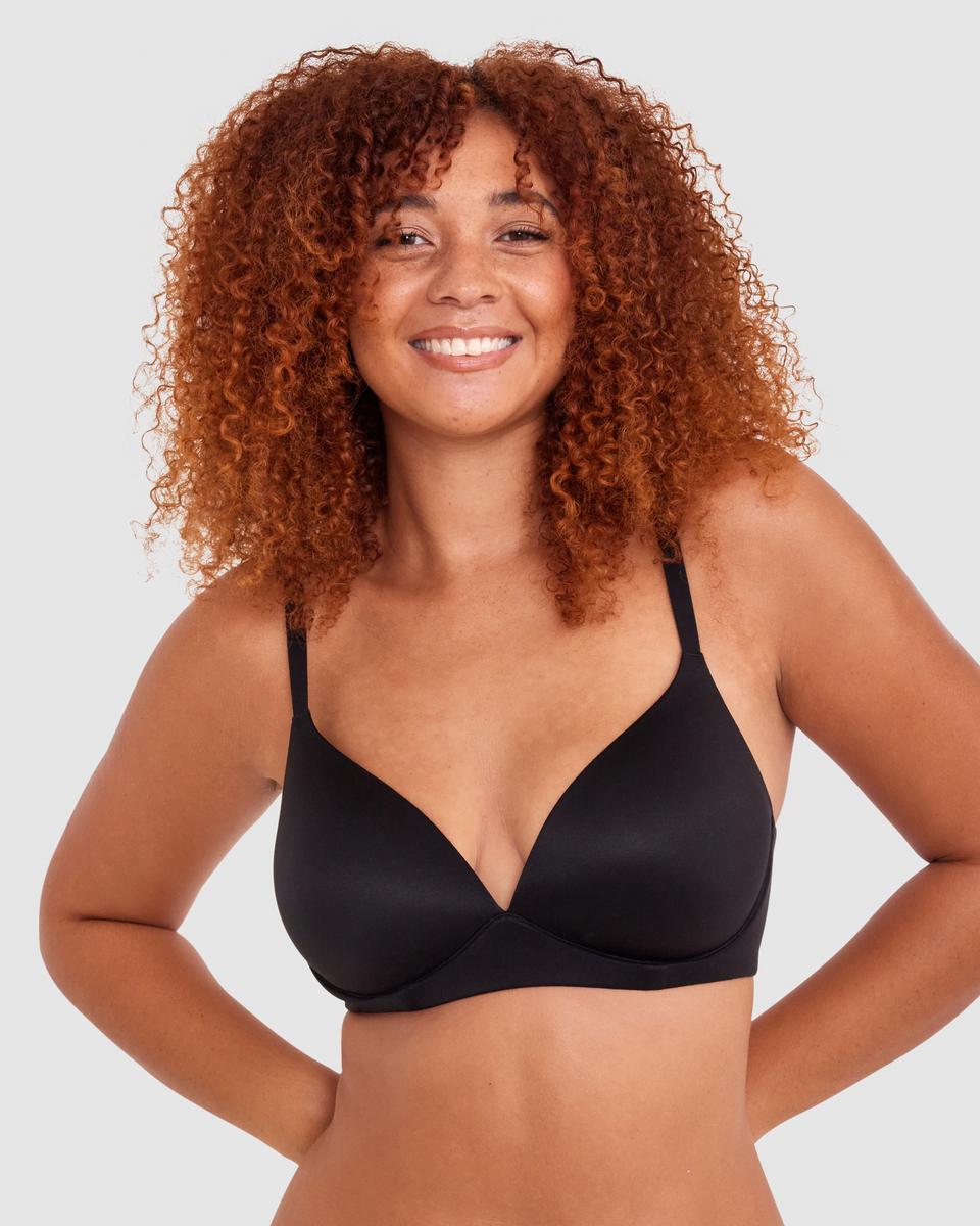 Zara is wearing a 12DD top and 12 bottom, with bust 89cm/35in, waist 71cm/28in, and hip 102cm/40in. She stands at 180cm/5'11in.