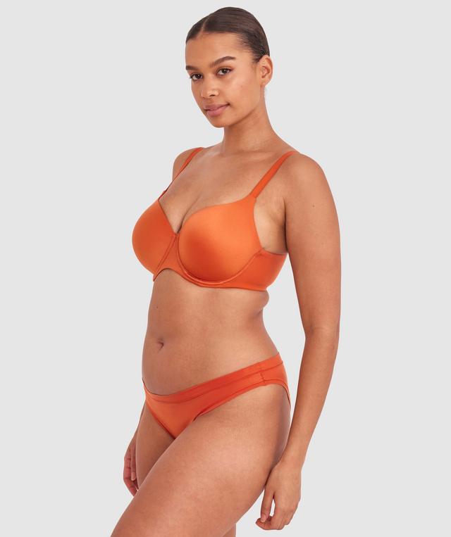 Shimma is wearing a 12 DD top and 12 bottom with bust 94cm/37in waist 70cm/27 1/2in and hip 107cm/42in. She stands at 175cm/5'9in.
