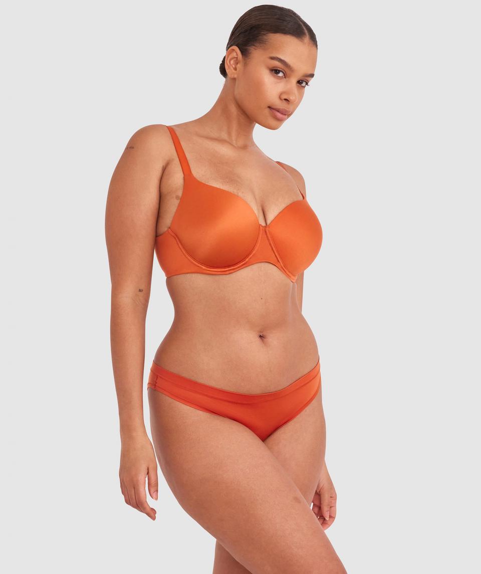 Shimma is wearing a 12 DD top and 12 bottom with bust 94cm/37in waist 70cm/27 1/2in and hip 107cm/42in. She stands at 175cm/5'9in.