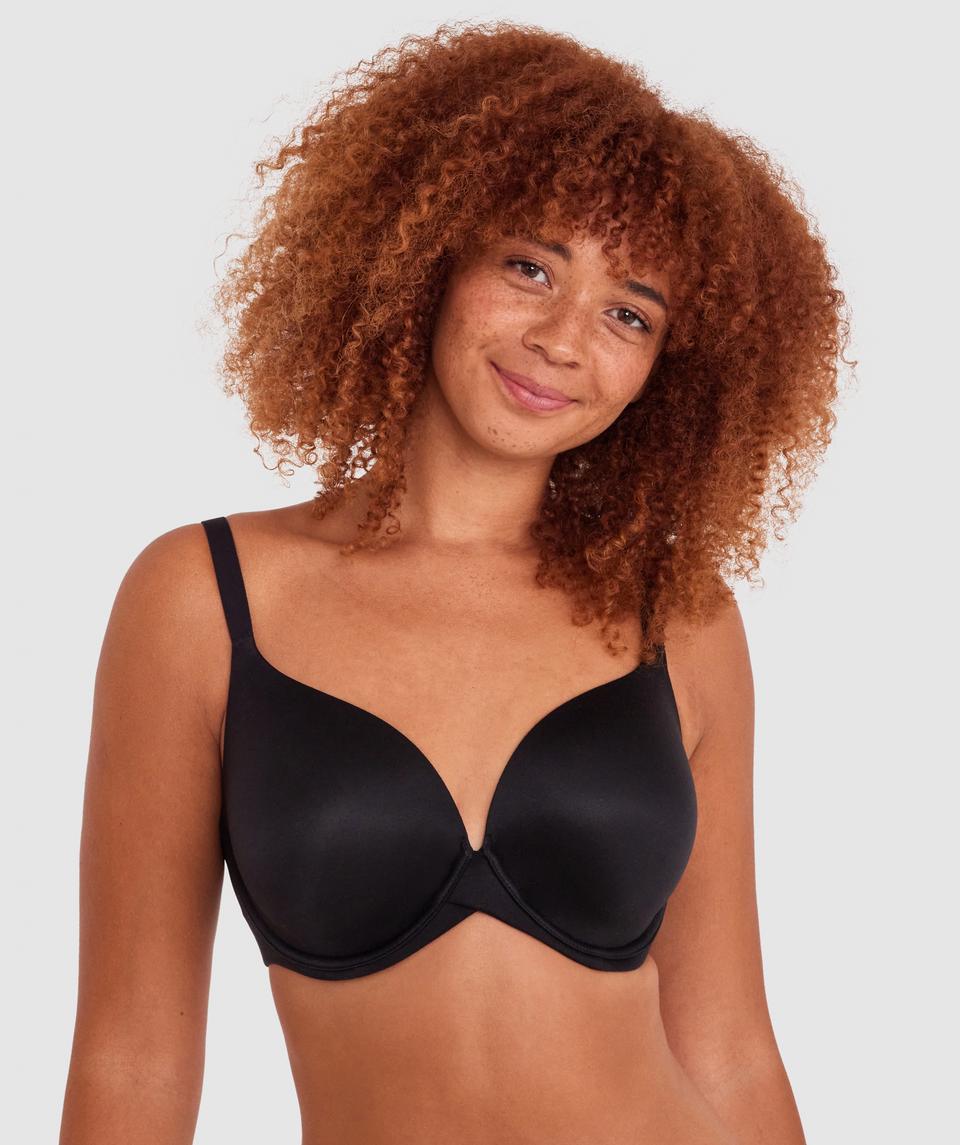 Zara is wearing a 12DD top and 12 bottom, with bust 89cm/35in, waist 71cm/28in, and hip 102cm/40in. She stands at 180cm/5'11in.