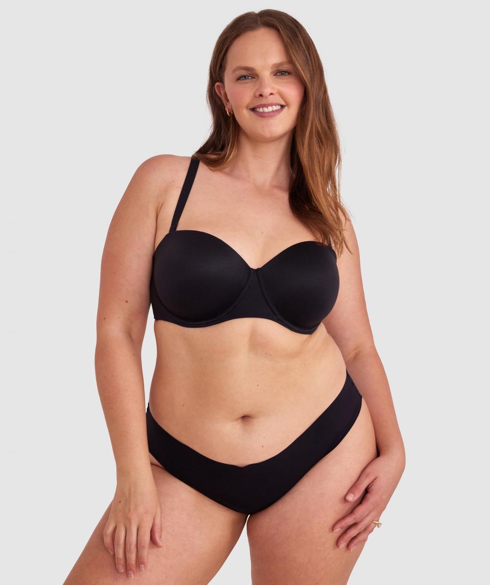 Jesikah is wearing a 16DD/XL top and 16/XL bottom, with bust 97cm/38in, waist 82cm/32in, and hip 111cm/44in. She stands at 173cm/5'8in.