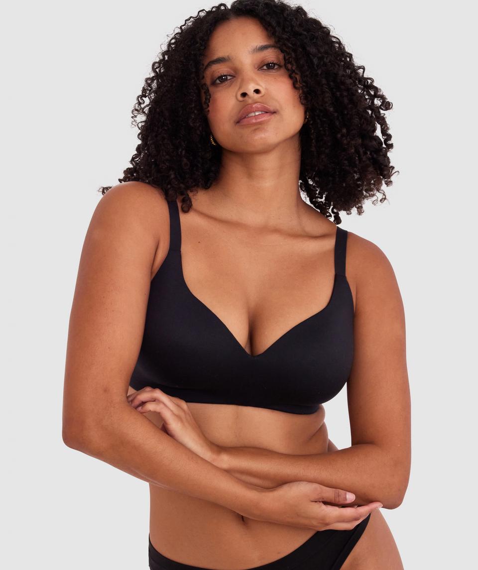 Cameron is wearing a 12DD bra and 12 underwear, with waist 72cm/28in, and hip 88cm/34.5in. She stands at 165cm/5'5in.