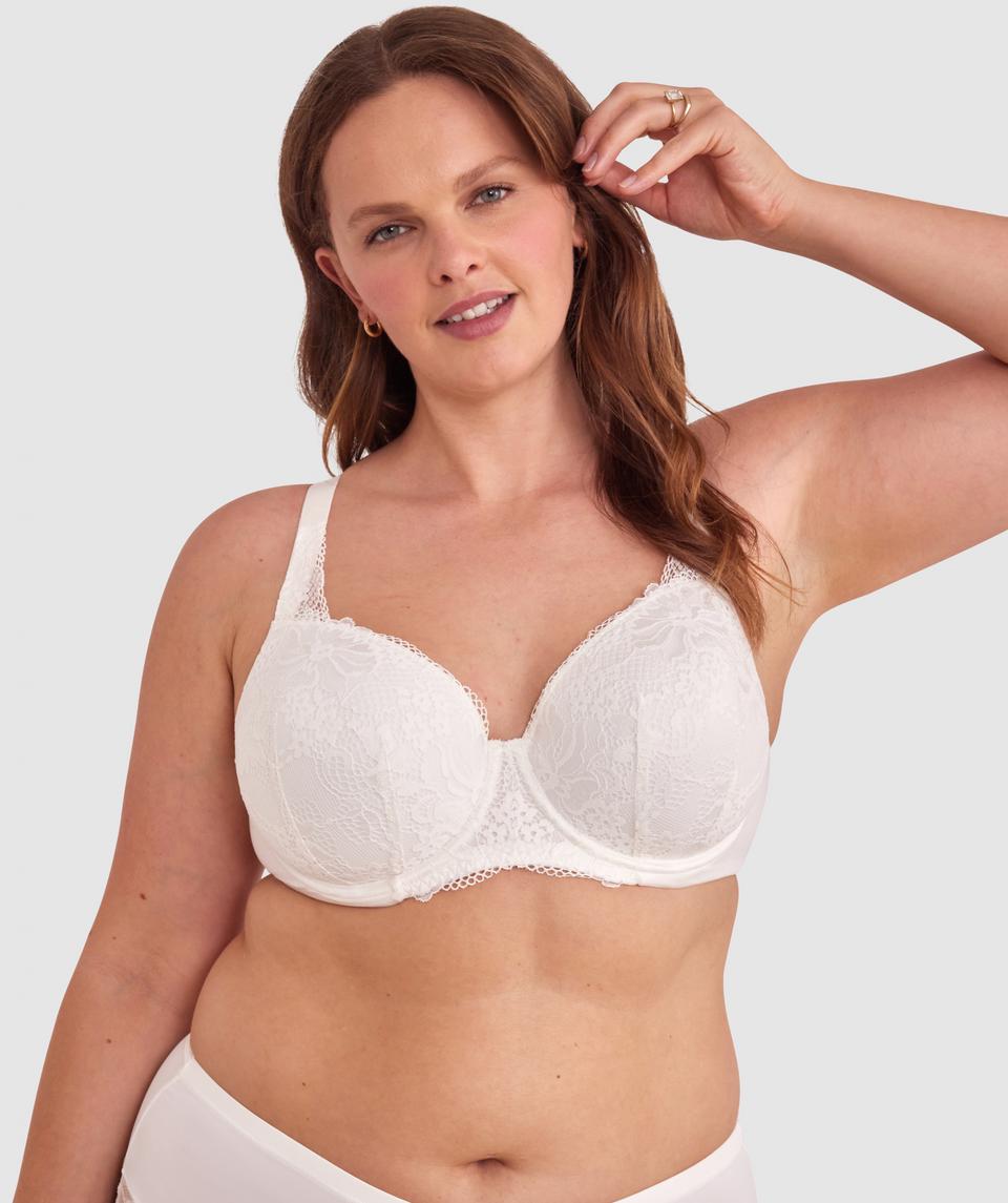 Jesikah is wearing a 16DD/XL top and 16/XL bottom, with bust 97cm/38in, waist 82cm/32in, and hip 111cm/44in. She stands at 173cm/5'8in.