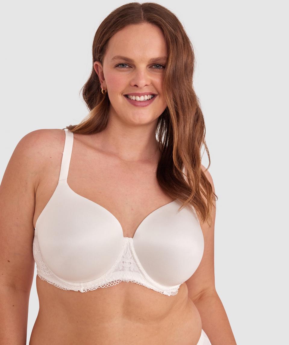 Jesikah is wearing a 16DD/XL top and 16/XL bottom, with bust 97cm/38in, waist 82cm/32in, and hip 111cm/44in. She stands at 173cm/5'8in.