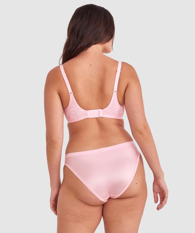 Jasmine is wearing a 12DD top and 12 bottom. She stands at 175cmcm/5'9in.