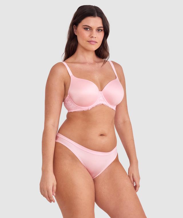 Jasmine is wearing a 12DD top and 12 bottom. She stands at 175cmcm/5'9in.