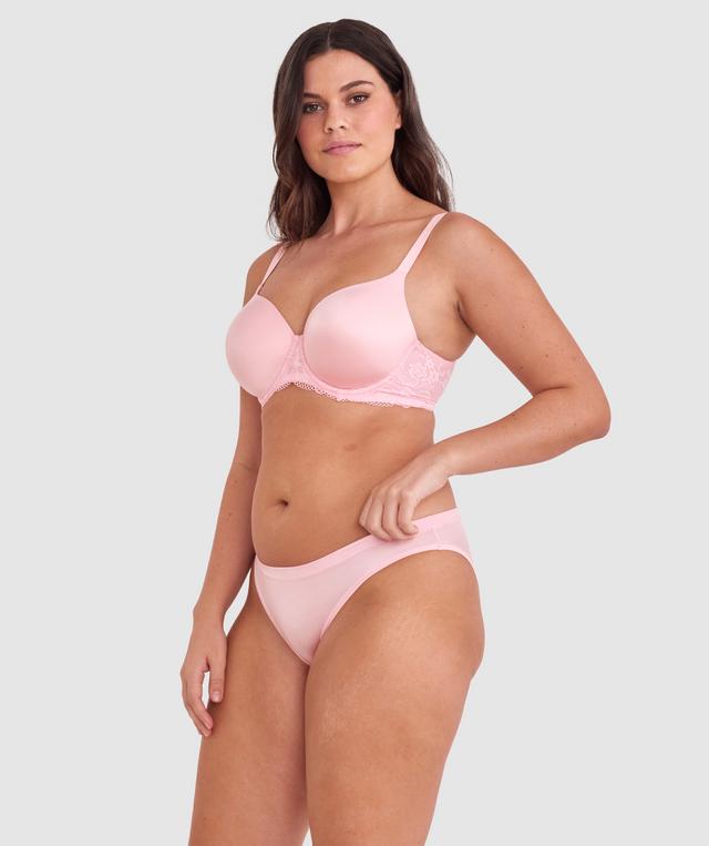 Jasmine is wearing a 12DD top and 12 bottom. She stands at 175cmcm/5'9in.