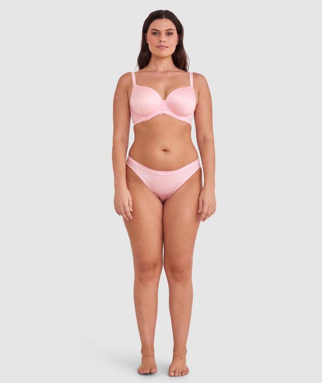 Jasmine is wearing a 12DD top and 12 bottom. She stands at 175cmcm/5'9in.