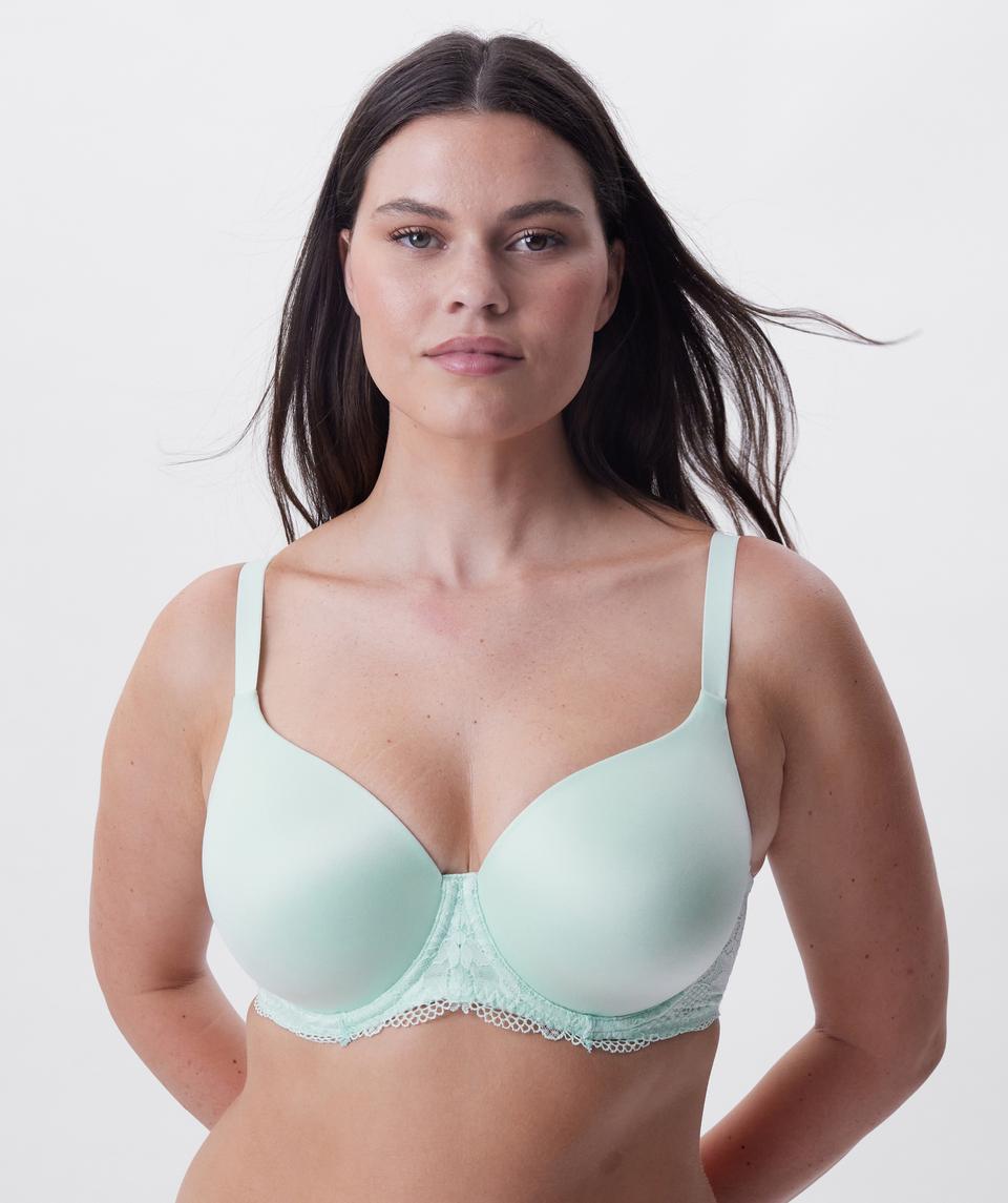 Jasmine is wearing a 12DD bra and size 12 underwear, with bust 96cm/38in, waist 77cm/30.5in, and hip 111cm/43.5in. She stands at 175cm/5'9in.