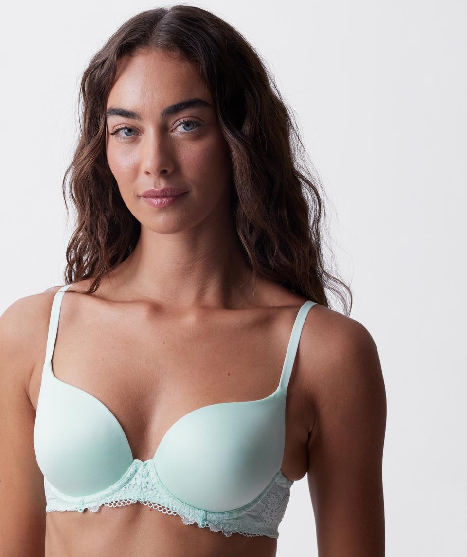 Tash is wearing a 10BC bra and 10 underwear, with bust 81cm/32in, waist 66cm/26in, and hip 94cm/37in. She stands at 173cm/5'8in.