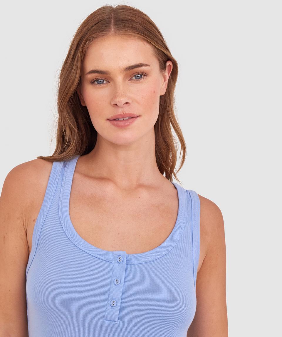 Sianie wears a size 10 B/C bra and size 10 underwear. She is 175cm tall and has measurements of 85cm bust a 66cm waist and 93cm hips.