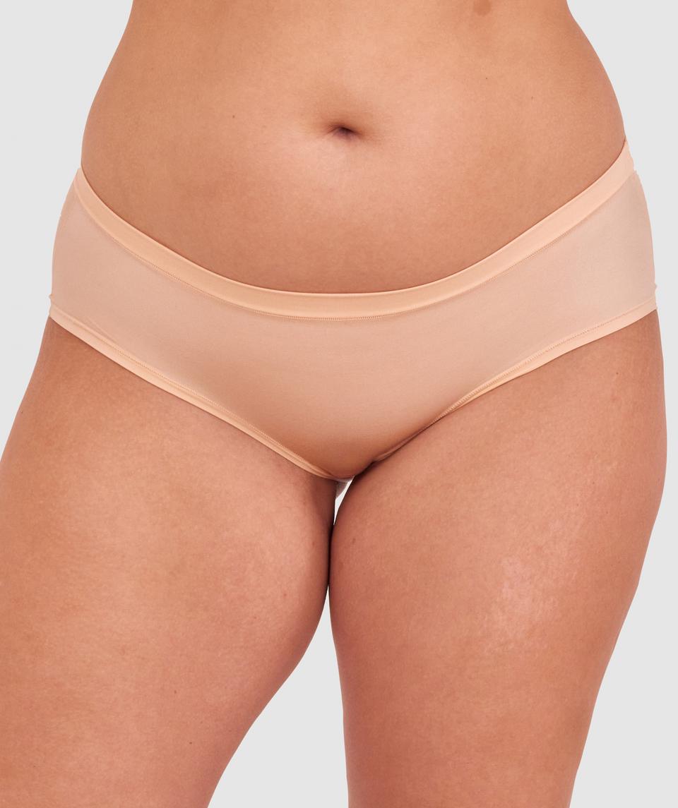 Jasmine is wearing a 12DD bra and size 12 underwear, with bust 96cm/38in, waist 77cm/30.5in, and hip 111cm/43.5in. She stands at 175cm/5'9in.