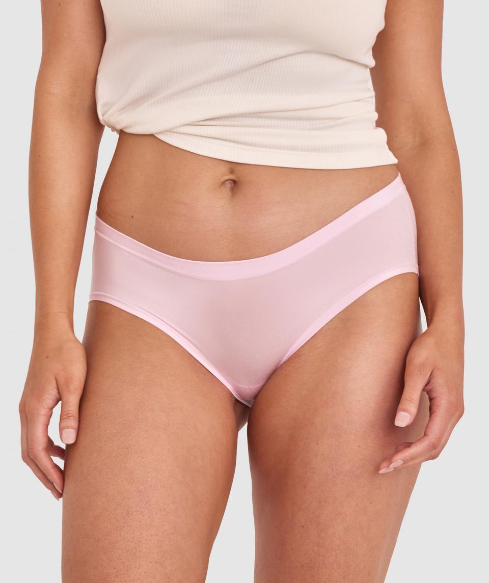 Anna is wearing a 12DD/M top and 12/M bottom, with bust 93cm/36in, waist 75cm/29.5in, and hip 105cm/41in. She stands at 179cm/5'10".