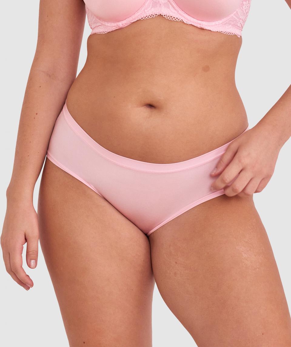 Jasmine is wearing a 12DD bra and size 12 underwear, with bust 96cm/38in, waist 77cm/30.5in, and hip 111cm/43.5in. She stands at 175cm/5'9in.