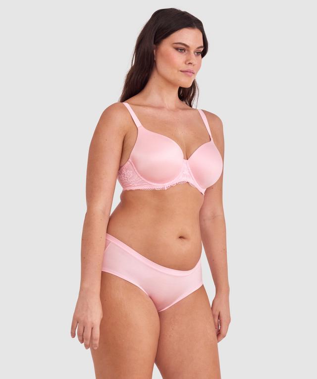 Jasmine is wearing a 12DD top and 12 bottom. She stands at 175cmcm/5'9in.