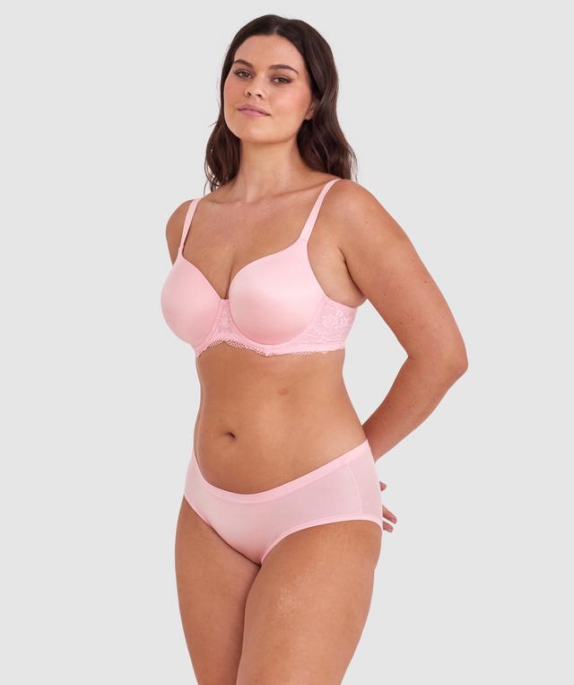 Jasmine is wearing a 12DD top and 12 bottom. She stands at 175cmcm/5'9in.