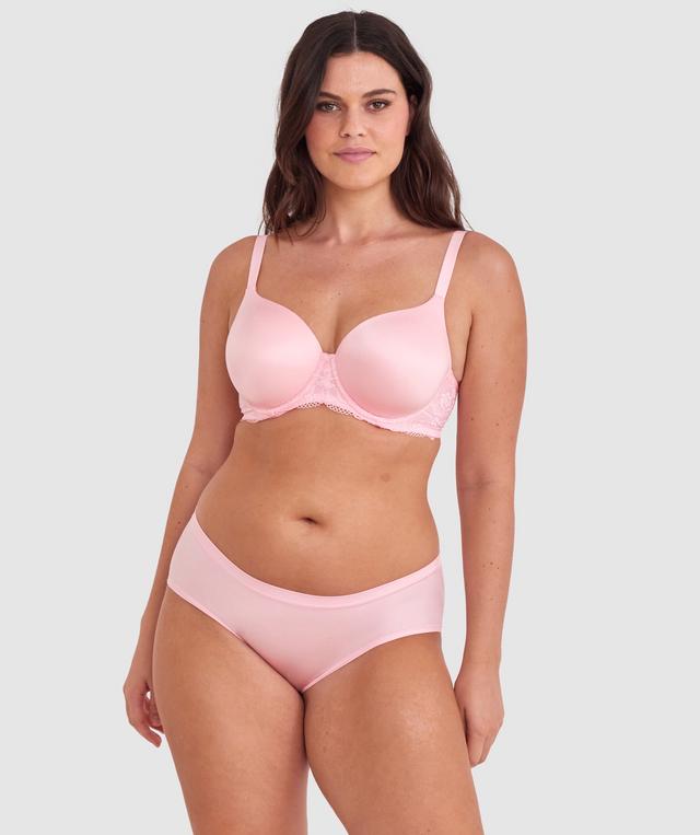 Jasmine is wearing a 12DD top and 12 bottom. She stands at 175cmcm/5'9in.