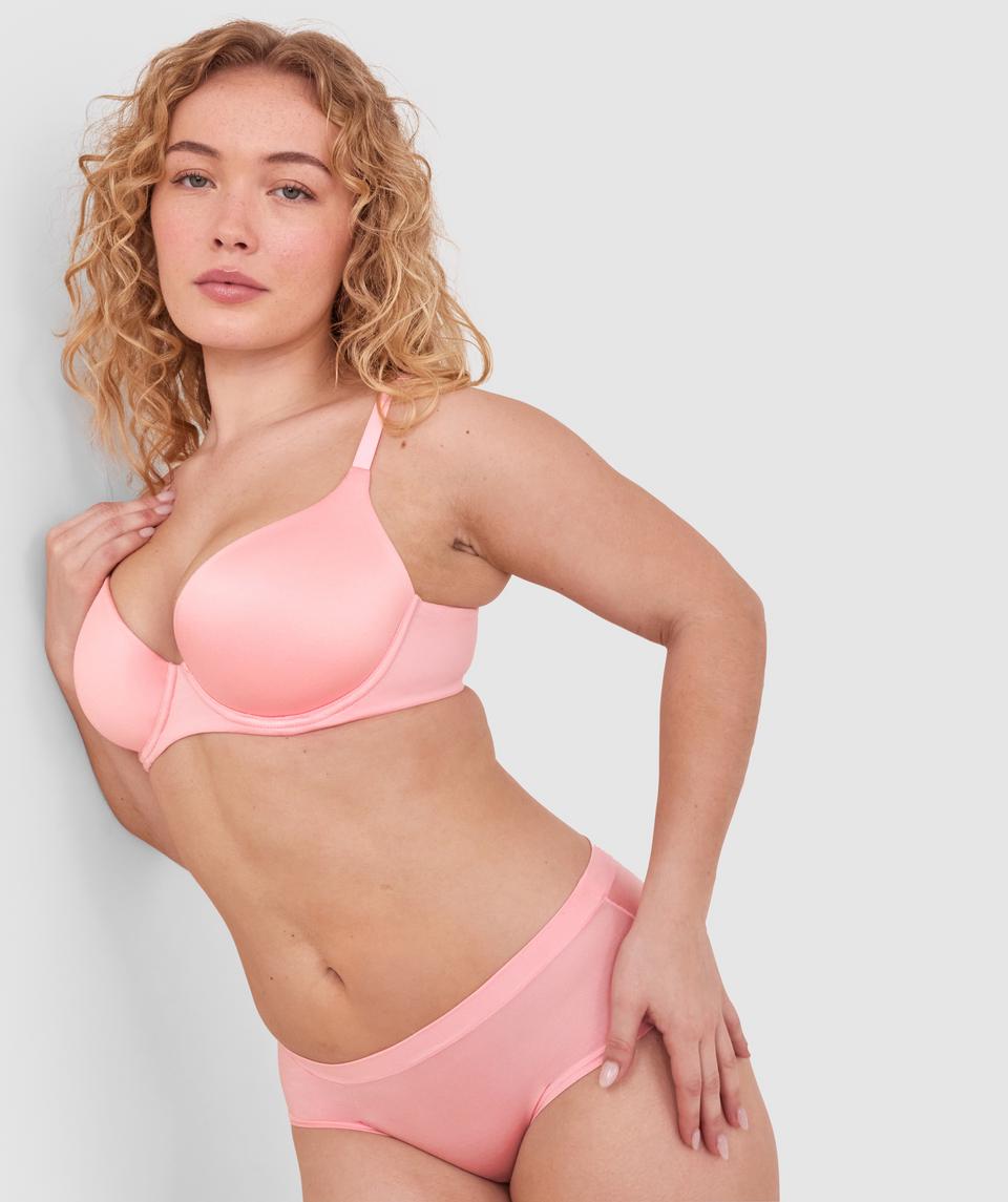 Tay G wears a size 12DD bra and size 12 underwear. She is 161cm tall and has measurements of 92cm bust a 71cm waist and 101cm hips.
