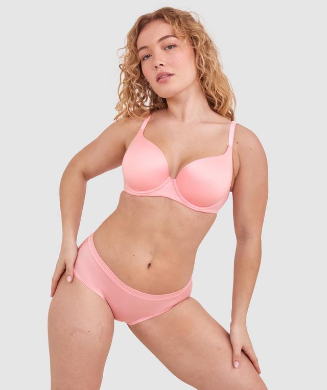 Tay G wears a size 12DD bra and size 12 underwear. She is 161cm tall and has measurements of 92cm bust a 71cm waist and 101cm hips.