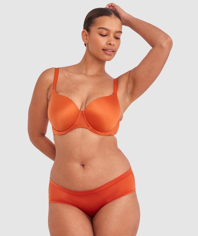 Shimma is wearing a 12 DD top and 12 bottom with bust 94cm/37in waist 70cm/27 1/2in and hip 107cm/42in. She stands at 175cm/5'9in.