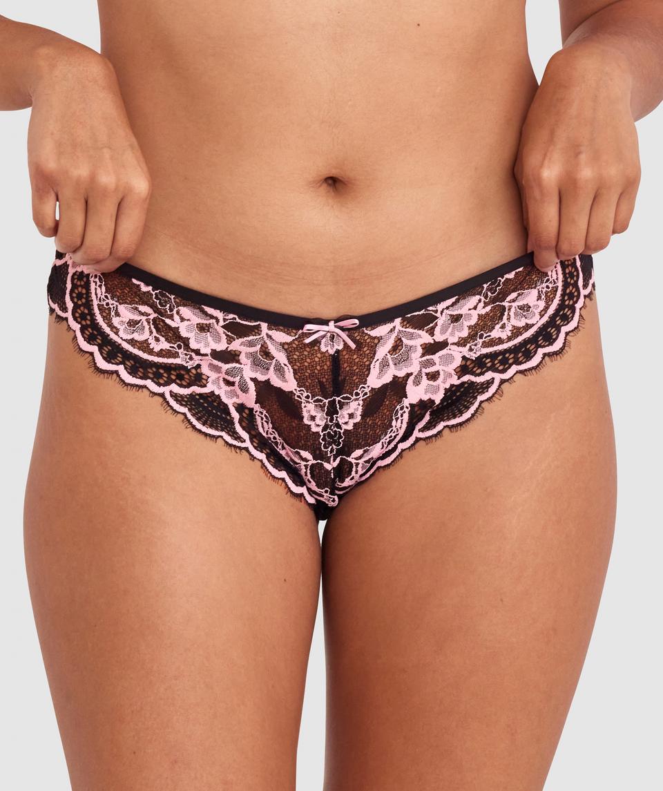 Alejandra is wearing a 12DD bra and size 12 underwear. She stands at 173cm/5'8in, with a 30" waist and 41¾" hips.