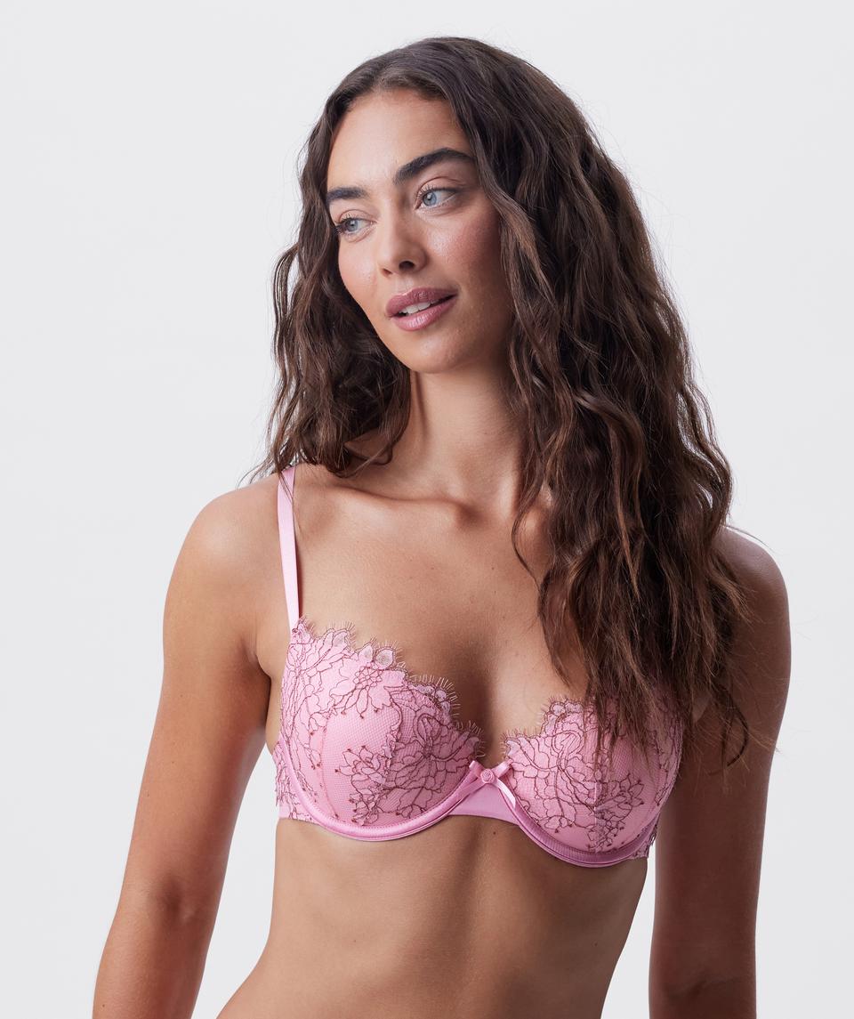 Tash is wearing a 10BC bra and 10 underwear, with bust 81cm/32in, waist 66cm/26in, and hip 94cm/37in. She stands at 173cm/5'8in.