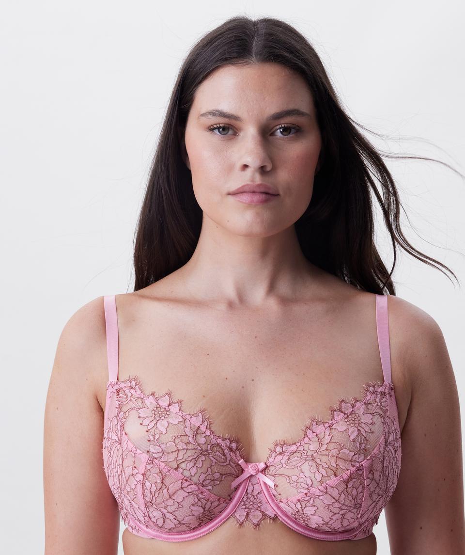 Jasmine is wearing a 12DD bra and size 12 underwear, with bust 96cm/38in, waist 77cm/30.5in, and hip 111cm/43.5in. She stands at 175cm/5'9in.