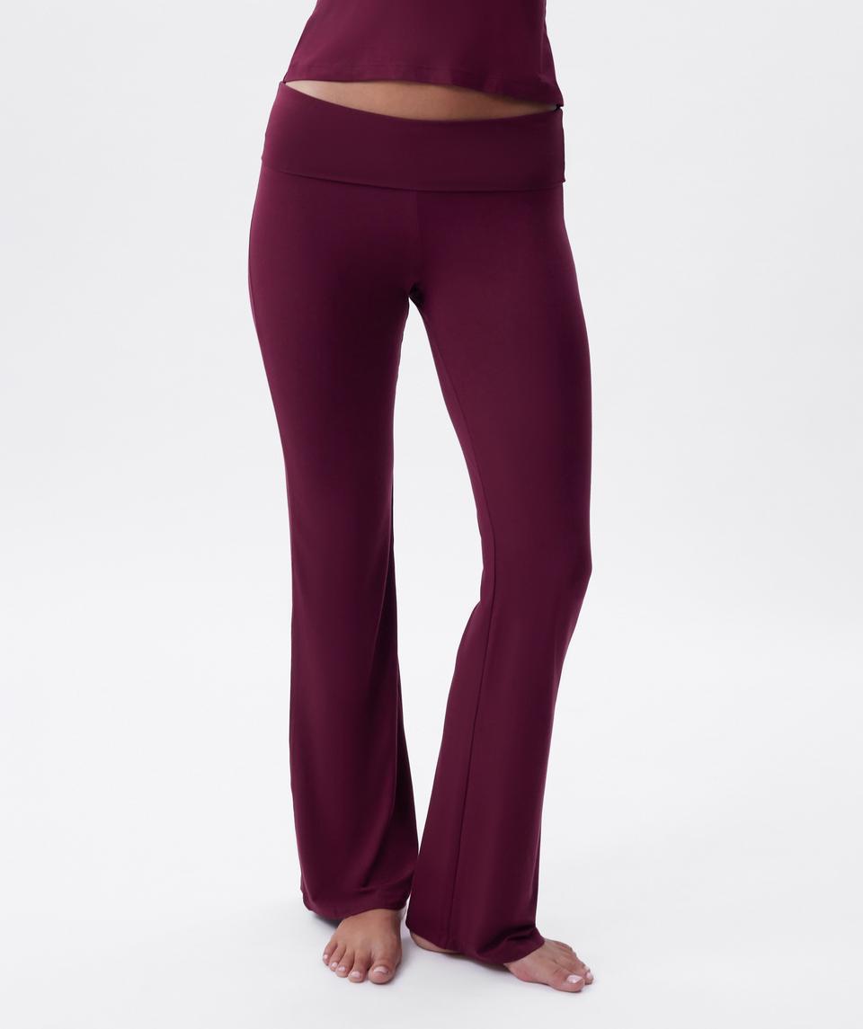 Jayde is wearing a 10DD bra and 10 underwear, with bust 86cm/34in, waist 70cm/27.5in, and hip 99cm/39in. She stands at 181cm/5'11in.