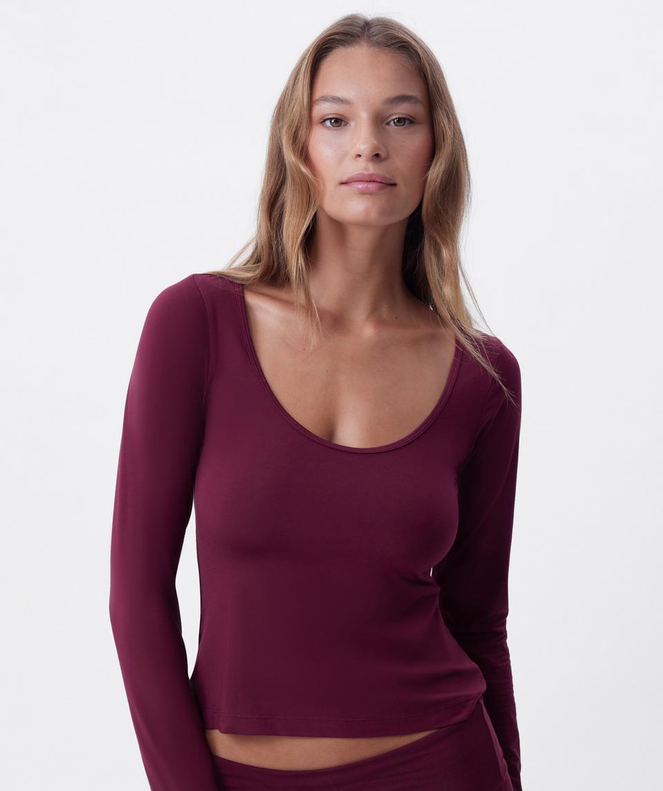 Jayde is wearing a 10DD bra and 10 underwear, with bust 86cm/34in, waist 70cm/27.5in, and hip 99cm/39in. She stands at 181cm/5'11in.