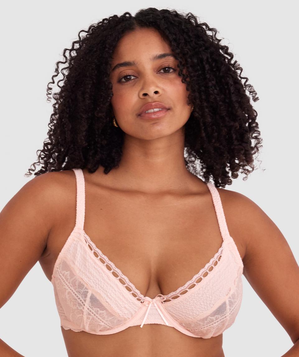 Cameron is wearing a 12DD bra and 12 underwear, with waist 72cm/28in, and hip 88cm/34.5in. She stands at 165cm/5'5in.