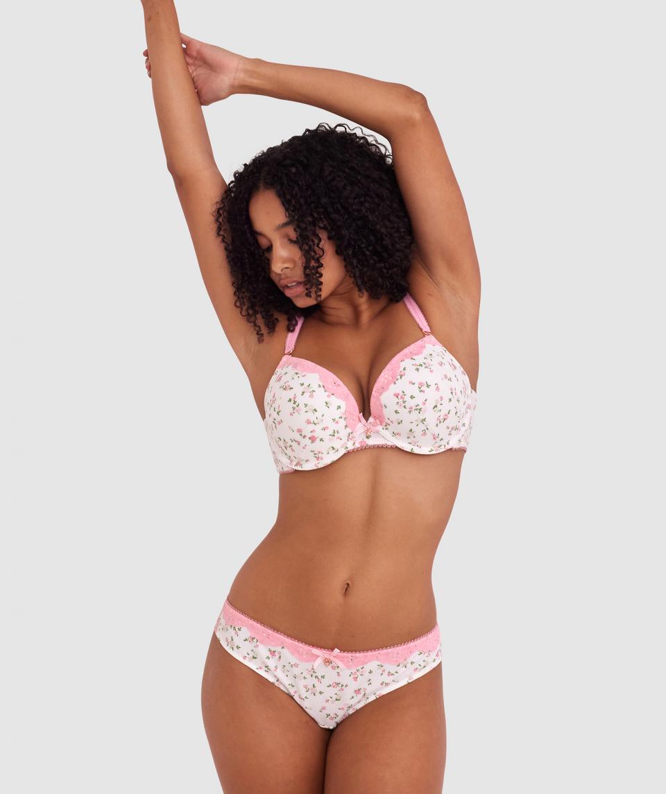 Cameron is wearing a 12DD bra and 12 underwear, with waist 72cm/28in, and hip 88cm/34.5in. She stands at 165cm/5'5in.
