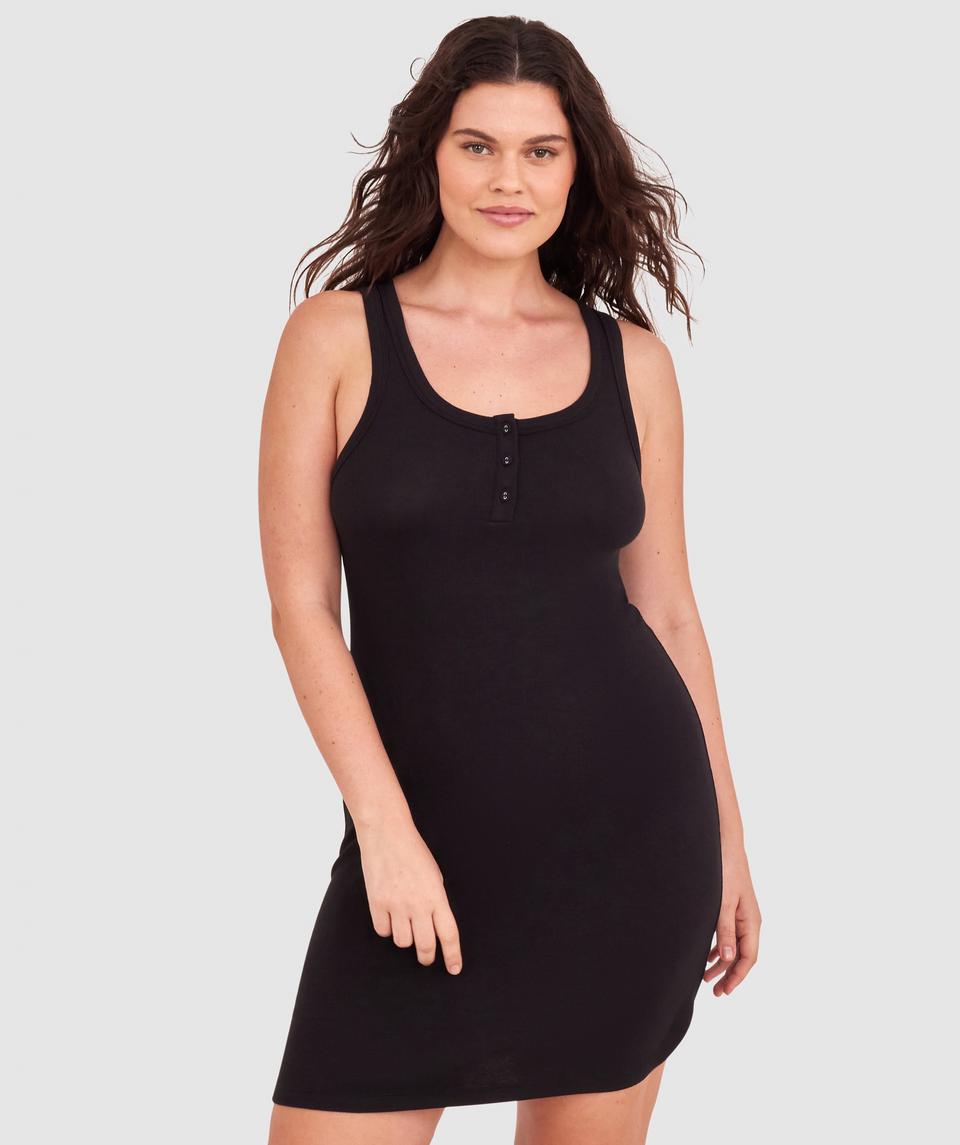 Jasmine is wearing a 12DD bra and size 12 underwear, with bust 96cm/38in, waist 77cm/30.5in, and hip 111cm/43.5in. She stands at 175cm/5'9in.