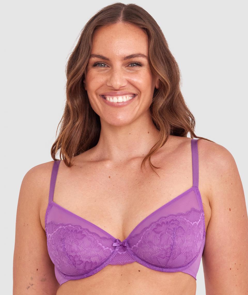 Jane is wearing a 12DD bra and 12 underwear, with bust 101cm/39.5in, waist 76cm/30in, and hip 101cm/39.5in. She stands at 183cm/6'0in.