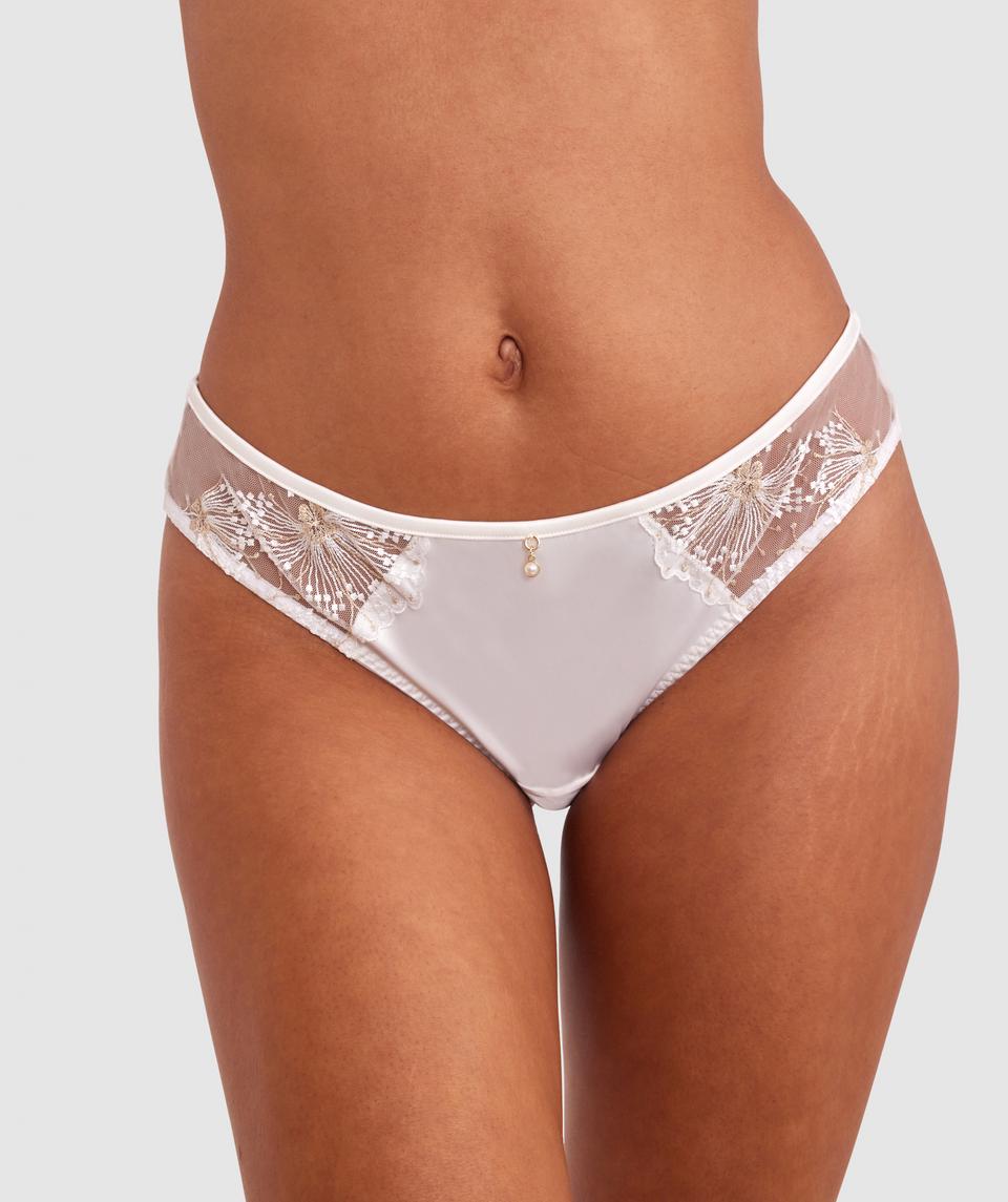 Beyonce - HEIGHT 171CM/5'7" | BUST 91CM/36” | WAIST 68CM/26” | HIPS 97CM/38”