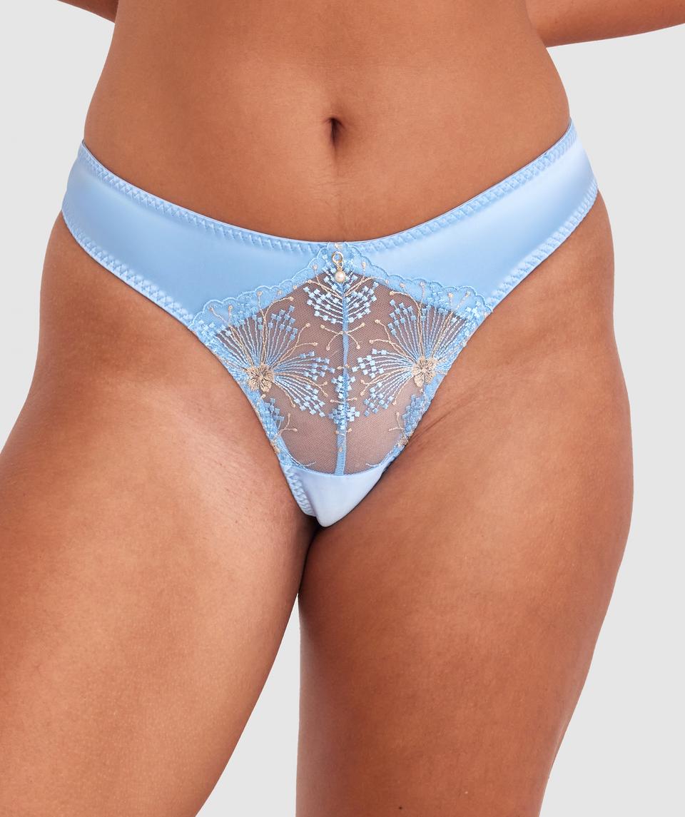 Zara is wearing a 12DD top and 12 bottom, with bust 89cm/35in, waist 71cm/28in, and hip 102cm/40in. She stands at 180cm/5'11in.