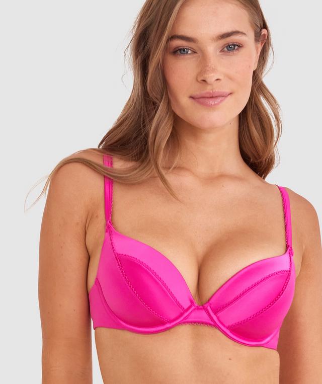 Sianie wears a size 10 B/C bra and size 10 underwear. She is 175cm tall and has measurements of 85cm bust a 66cm waist and 93cm hips.