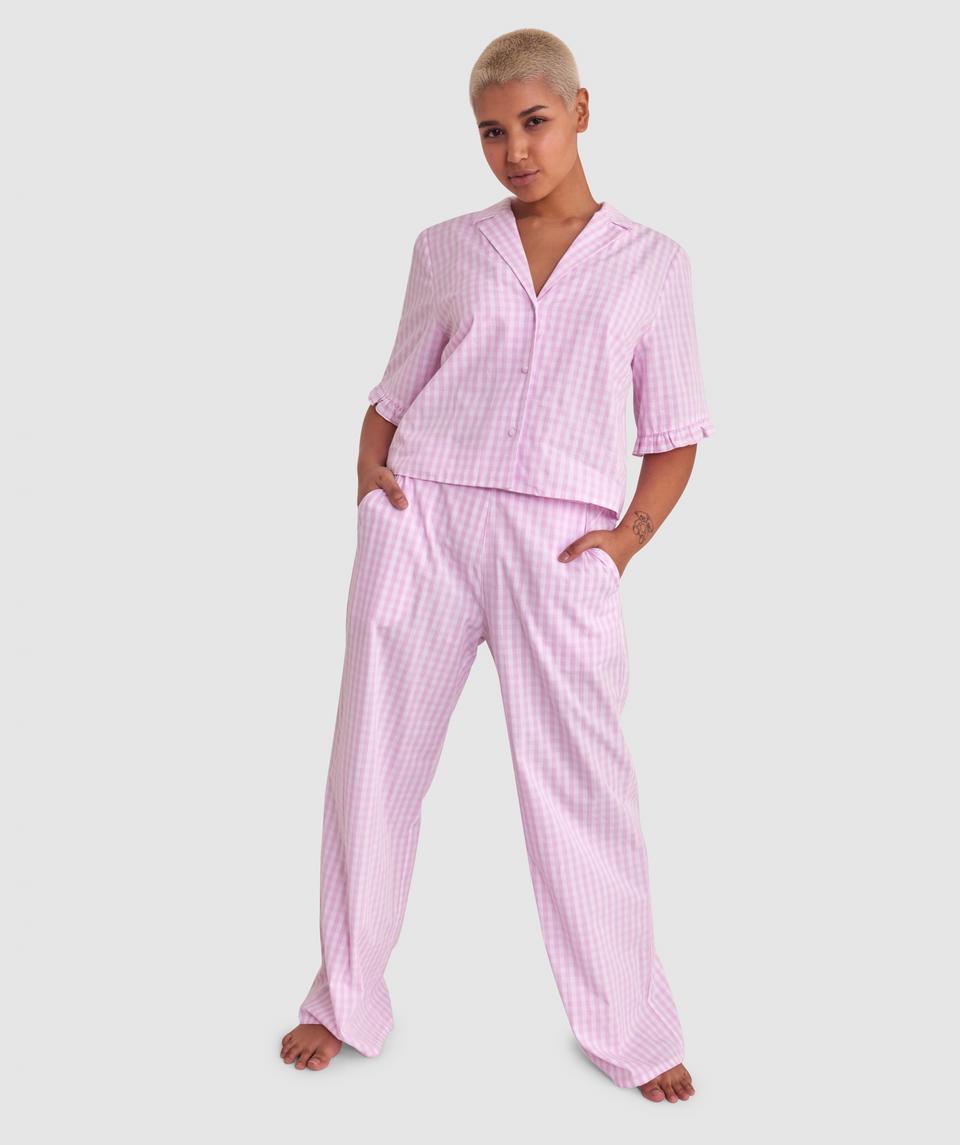 Sarah is wearing a 10B/C top and 10 bottom, with bust 85cm/33.5in, waist 66cm/26in, and hip 99cm/39in. She stands at 174cm/5'7in.