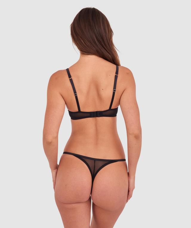 Kris wears a size 10C bra and size 10 underwear. She is 181cm tall and has measurements of 84cm bust a 66cm waist and 99cm hips.