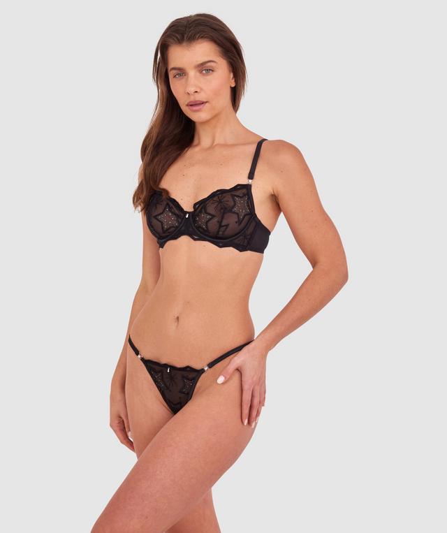 Kris wears a size 10C bra and size 10 underwear. She is 181cm tall and has measurements of 84cm bust a 66cm waist and 99cm hips.