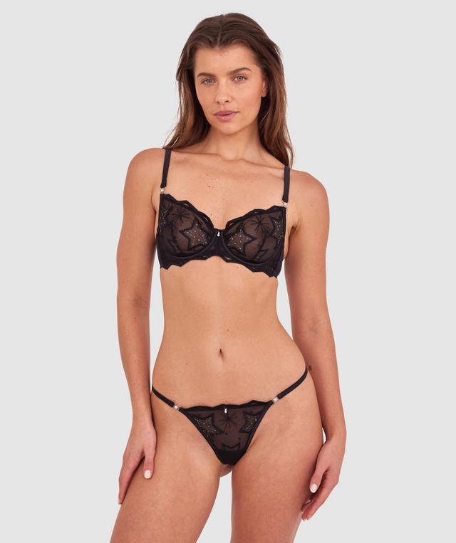 Kris wears a size 10C bra and size 10 underwear. She is 181cm tall and has measurements of 84cm bust a 66cm waist and 99cm hips.