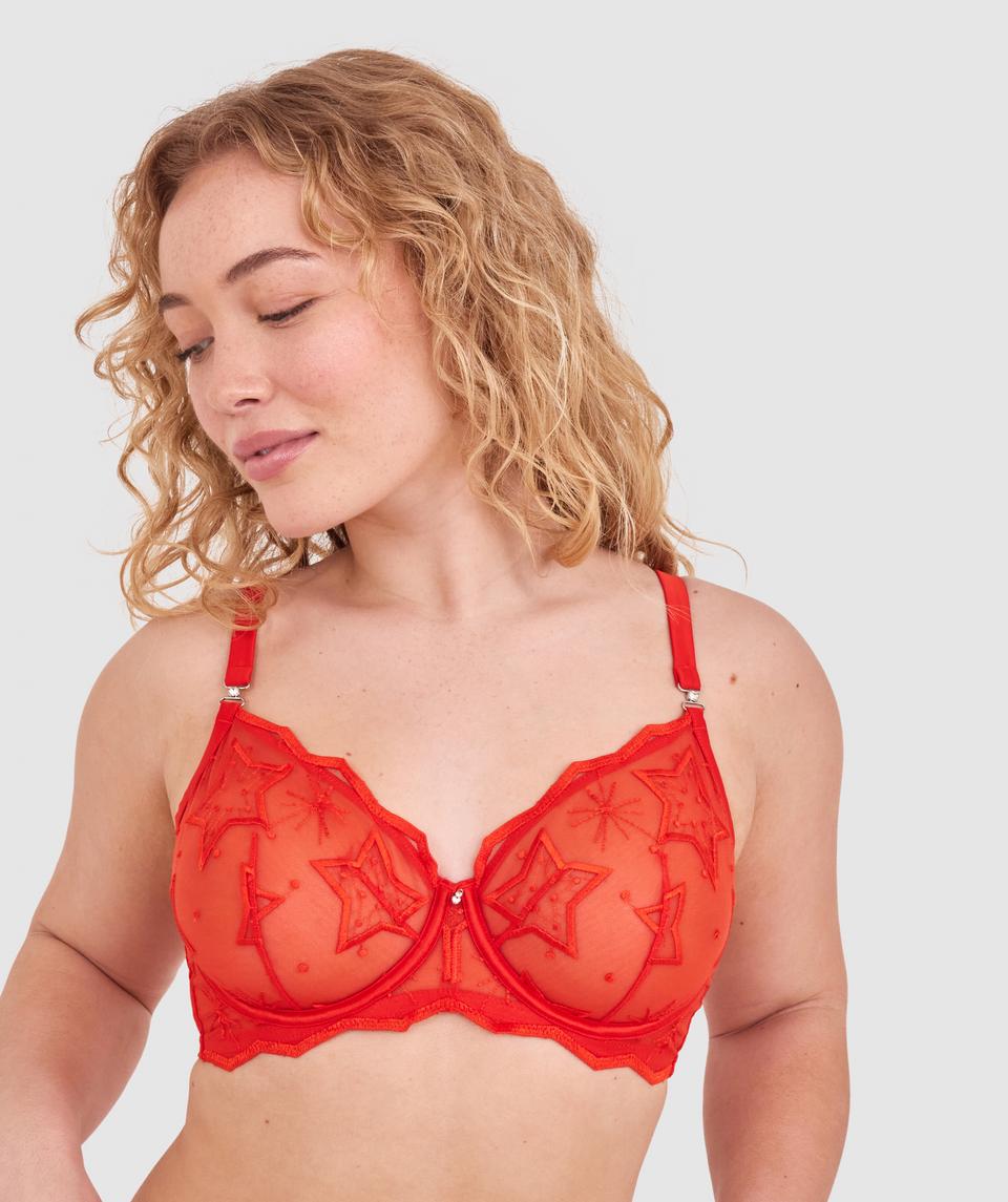 Tay G wears a size 12DD bra and size 12 underwear. She is 161cm tall and has measurements of 92cm bust, a 71cm waist and 101cm hips.