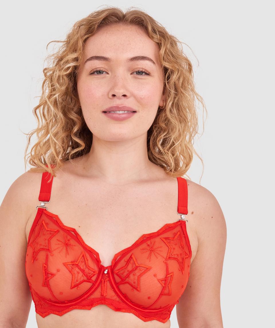 Tay G wears a size 12DD bra and size 12 underwear. She is 161cm tall and has measurements of 92cm bust, a 71cm waist and 101cm hips.