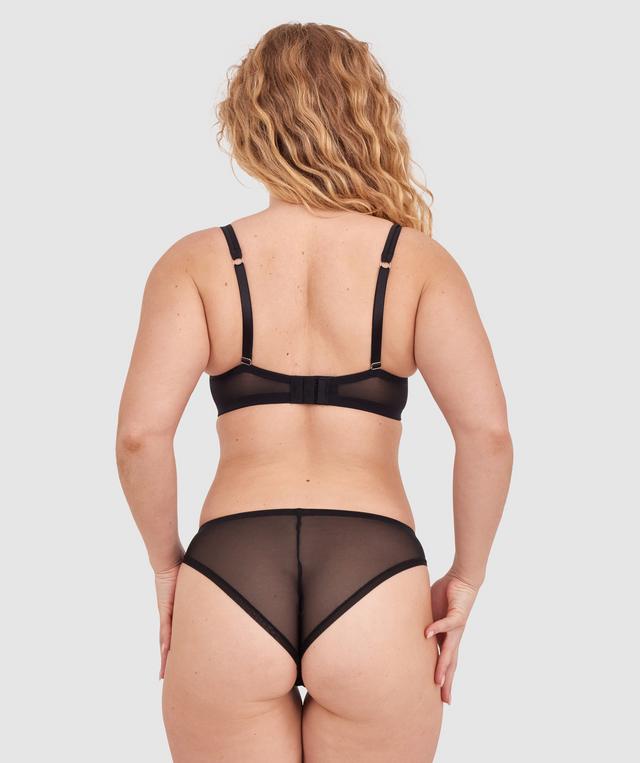 Tay G wears a size 12DD bra and size 12 underwear. She is 161cm tall and has measurements of 92cm bust a 71cm waist and 101cm hips.