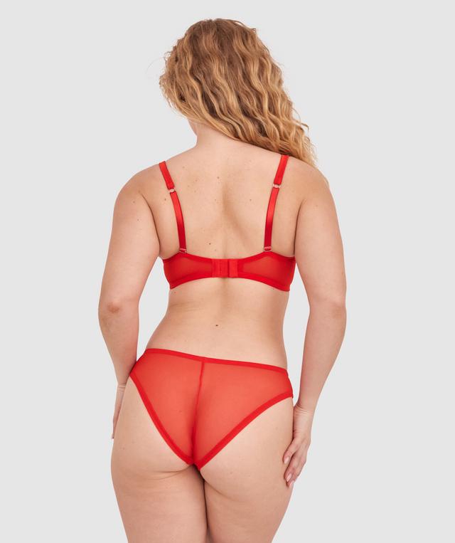 Tay G wears a size 12DD bra and size 12 underwear. She is 161cm tall and has measurements of 92cm bust a 71cm waist and 101cm hips.