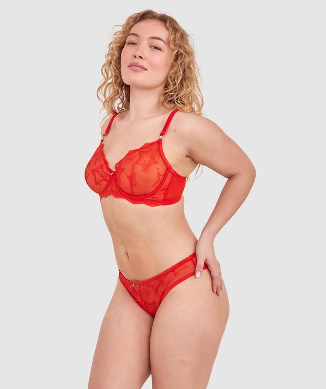 Tay G wears a size 12DD bra and size 12 underwear. She is 161cm tall and has measurements of 92cm bust a 71cm waist and 101cm hips.