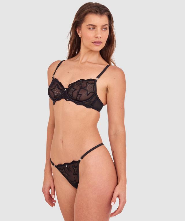 Kris wears a size 10C bra and size 10 underwear. She is 181cm tall and has measurements of 84cm bust a 66cm waist and 99cm hips.