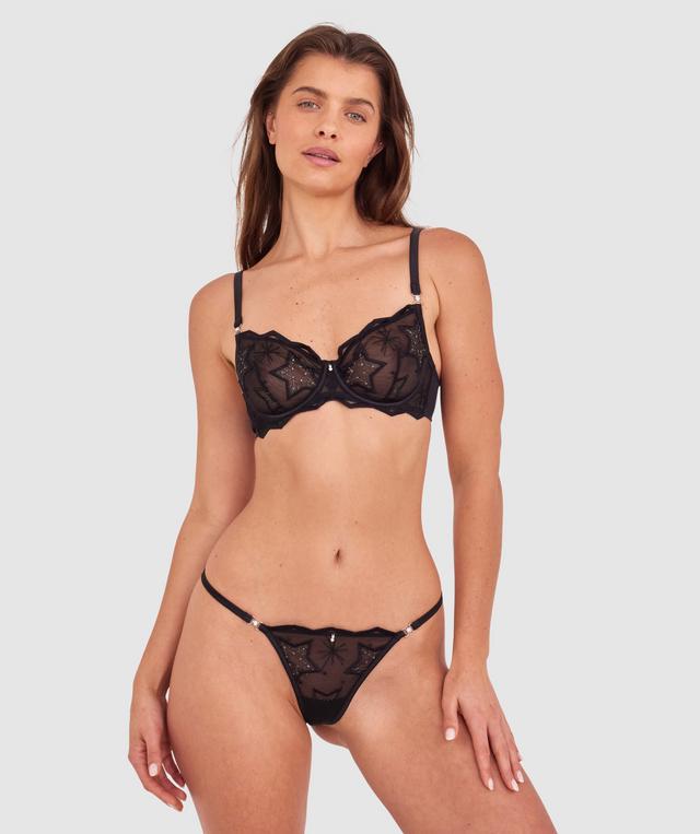 Kris wears a size 10C bra and size 10 underwear. She is 181cm tall and has measurements of 84cm bust a 66cm waist and 99cm hips.